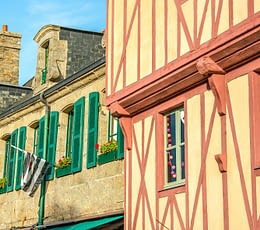 Les Terrasses de Kersiny - Découverte de Concarneau - Vue des maisons à colombages dans la ville close