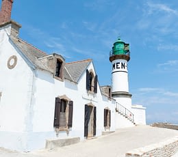 Les Terrasses de Kersiny - Journée sur l'île de Sein - Phare au village