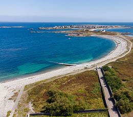 Les Terrasses de Kersiny - Journée sur l'île de Sein - Vue du phare de Sein et de la plage