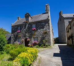 Les Terrasses de Kersiny - Cité médiévale de Locronan - Ruelle arborée