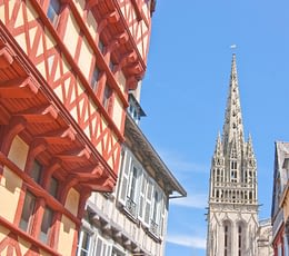 Les Terrasses de Kersiny - Visite de Quimper - Vue de la cathédrale depuis une rue de la vieille ville