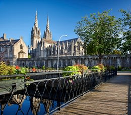 Les Terrasses de Kersiny - Visite de Quimper - Vue de la cathédrale Saint Corentin depuis les jardins