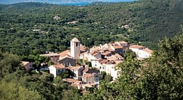 Campeggio Les Tournels: Vista di un borgo nel golfo di Saint Tropez