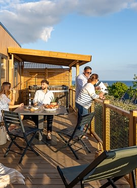 Les Terrasses de Kersiny - Camping vue mer Bretagne - Vue d'une grande terrasse d'un hébergement premium