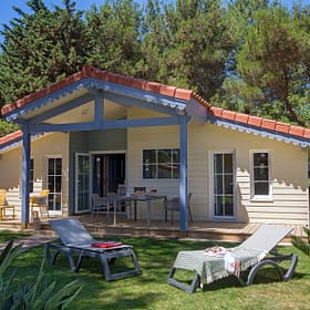 Campingplatz Le Brasilia, Chalet les Marquises, Terrasse, Liegestühle