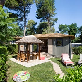 Campingplatz Le Brasilia, Cottage Okavango, Terrasse