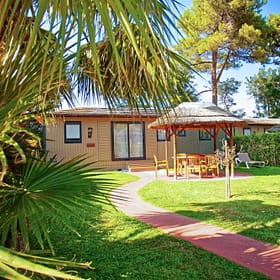 Campingplatz Le Brasilia, Cottage Okavango. Außenbereich