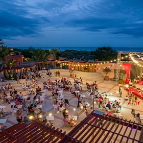 Campingplatz Le Brasilia, Unterhaltungs- und Abendprogramm, Luftaufnahme einer Show