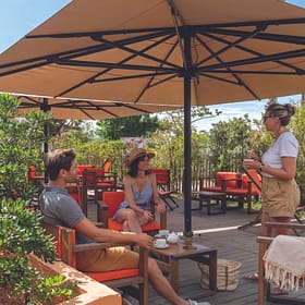 Campingplatz Le Brasilia, Gastronomie, eine Familie, die den Aperitif an der Snackbar einnimmt