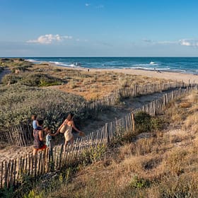 Campingplatz Le Brasilia, eine Familie, die zum Strand geht