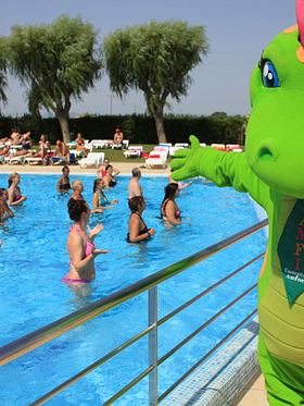 Camping Amfora - Activit&eacute;s et animations - Animation au bord de la piscine avec la mascotte du camping
