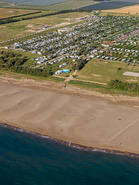 Camping Amfora - La plage - Vue aérienne du camping avec accès direct à la plage de sable fin