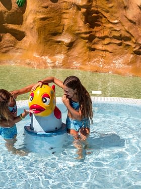 Camping Amfora - L\'espace aquatique - jeux d\'eau dans la pataugeoire