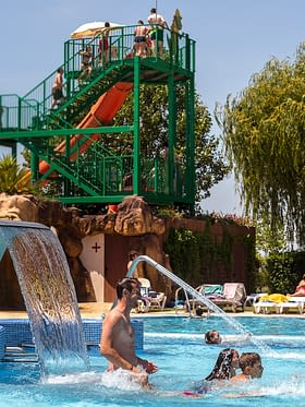 Camping Amfora - L\'espace aquatique - Espace de d&eacute;tente et grand toboggans