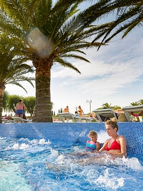 Camping Amfora - L\'espace aquatique - espace d&eacute;tente de avec banquettes anatomiques