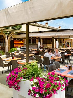 Campingplatz Amfora - Bars und Restaurants - Blumige Terrasse des Restaurants