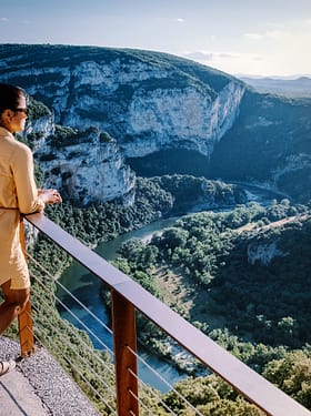 Ardèche - Femme qui contemple une vue panoramique des Gorges de l\'Ardèche