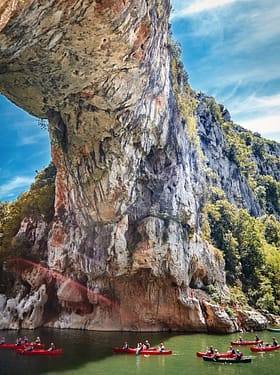 Ard&egrave;che - Kano\'s varen onder de boog van Pont d\'Arc