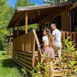 Camping Arc en Ciel - Accommodations - Couple on their cottage terrace