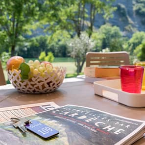 La Plage Fleurie campsite - Accommodation - Close up of the table on a terrace in a premium cottage