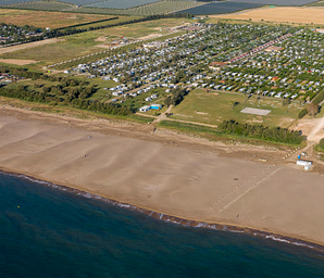 Camping Amfora - La plage - Vue aérienne du camping avec accès direct à la plage de sable fin
