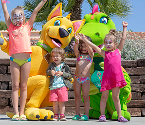 Camping Amfora - Todo para los niños - Animación niños con las mascotas del camping