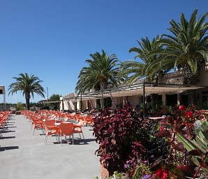 Campingplatz Amfora - Bars und Restaurants - Terrasse des Restaurants und B&uuml;hne 