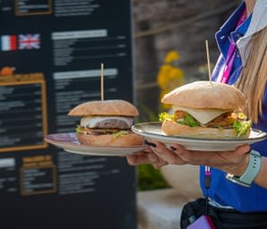 Camping Amfora - Bars en restaurants - Bestellen van hamburgers