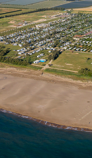 Camping Amfora - La plage - Vue aérienne du camping avec accès direct à la plage de sable fin