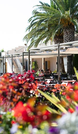 Campingplatz Amfora - Bars und Restaurants - Terrasse des Restaurants und die Gr&uuml;nfl&auml;chen des Campingplatzes