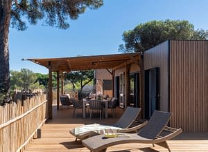 Campeggio Les Tournels: Cottage Chênes Lièges - Grande terrazza con salottino da giardino