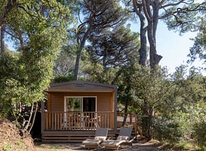 Campeggio Les Tournels: Cottage Safari - Vista esterna e terrazza