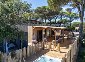 Campeggio Les Tournels: Cottage Chênes Lièges - Terrazza