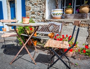 Les Terrasses de Kersiny - Découverte de Concarneau - terrasse das une rue de la ville close