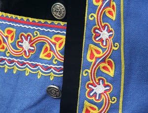 Les Terrasses de Kersiny - Visite de Quimper - Détail d'un costume traditionnel breton