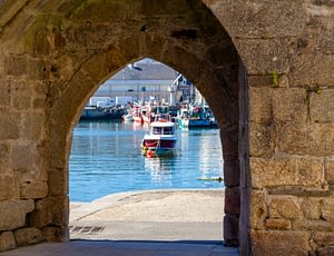 Les Terrasses de Kersiny - Découverte de Concarneau - Le port de pêche depuis les remparts