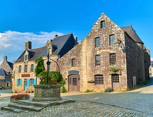 Les Terrasses de Kersiny - Cité médiévale de Locronan - Place avec fontaine