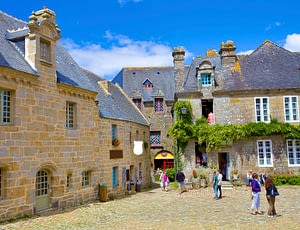 Les Terrasses de Kersiny - Cité médiévale de Locronan - Place avec commerces