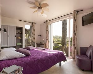 Kemping Les Tournels: domek dla 6 osób L'Oustaloun – sypialnia z podwójnym łóżkiem