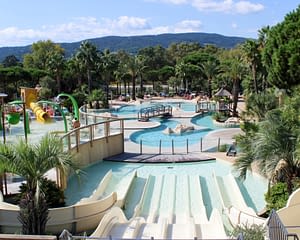 Campeggio Les Tournels: Parco acquatico - Vista degli scivoli e delle piscine