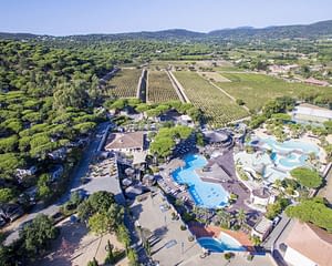 Campeggio Les Tournels: Vista aerea generale sul campeggio e parco acquatico