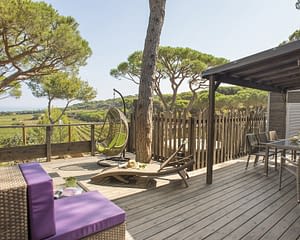 Kemping Les Tournels: domek dla 8 osób L'Oustaloun – taras z widokiem na winnicę