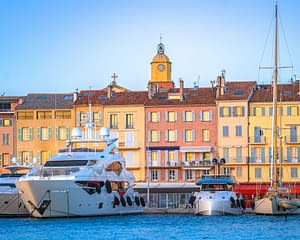 Les Tournels campsite: Glamour on parade in Saint Tropez - Seaside houses and view of the church