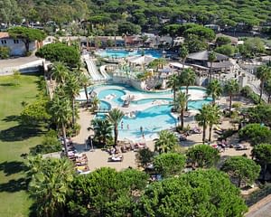 Camping les Tournels : Vue générale aérienne de les piscines et du camping