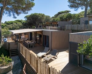 Campeggio Les Tournels: Cottage Chênes Lièges - Terrazza del cottage con spa privata, barbecue e salottino da giardino