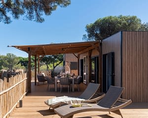 Campeggio Les Tournels: Cottage Chênes Lièges - Grande terrazza con salottino da giardino