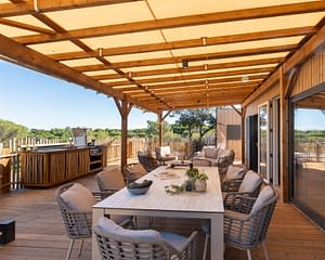 Campeggio Les Tournels: Cottage Chênes Lièges - Grande terrazza con barbecue