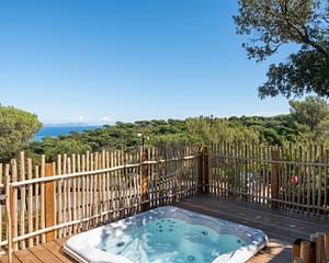 Campeggio Les Tournels: Cottage Chênes Lièges - Spa privata con vista sul mare