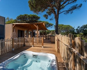 Campeggio Les Tournels: Cottage Chênes Lièges - Grande terrazza con spa privata