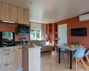 Campeggio Les Tournels: Cottage Chênes Lièges - Cucina e salone